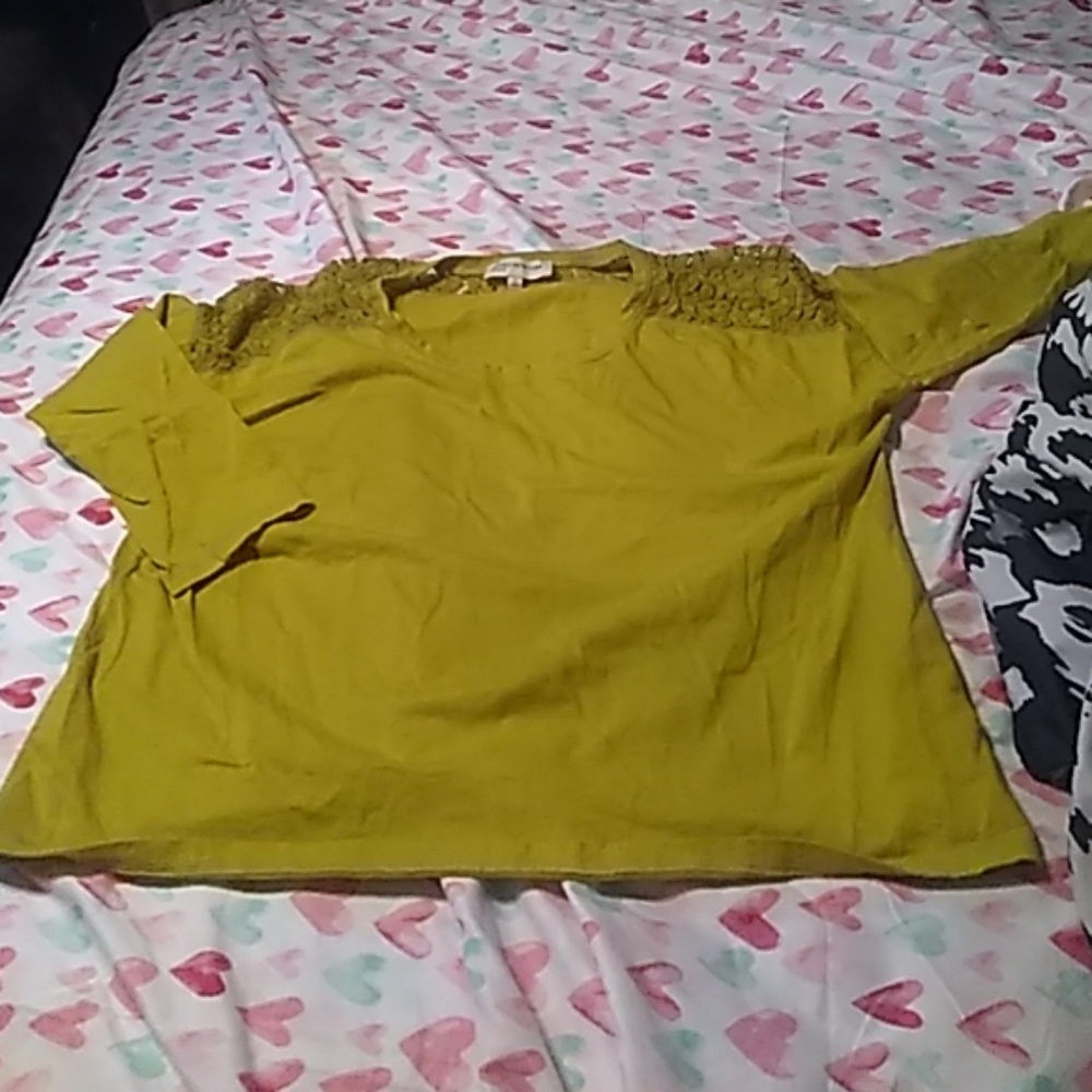 Quarter sleeve top